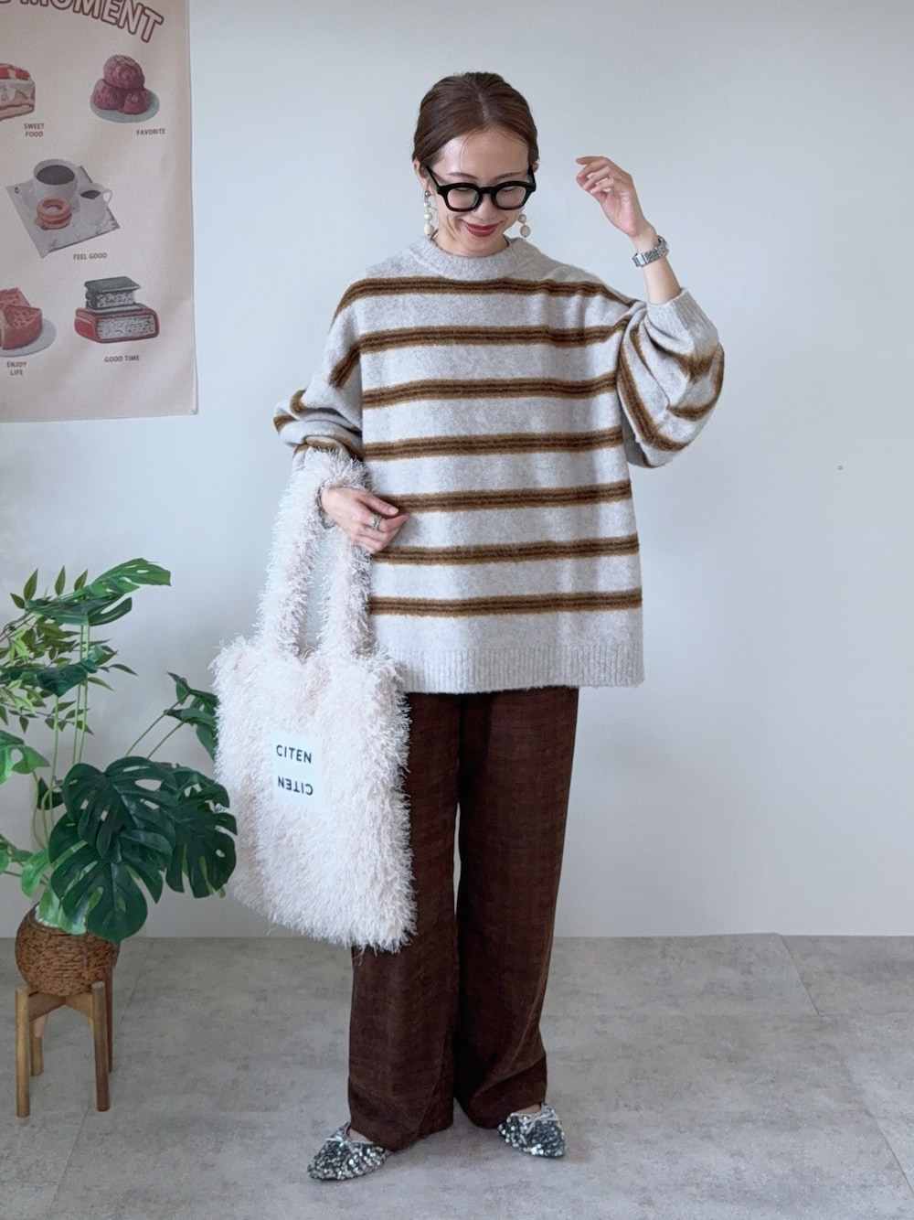 ホワイト系のニット/セーター、ブラウン系のその他パンツ、ホワイト系のトートバッグを着用したレディースの秋コーディネートの1枚目の写真