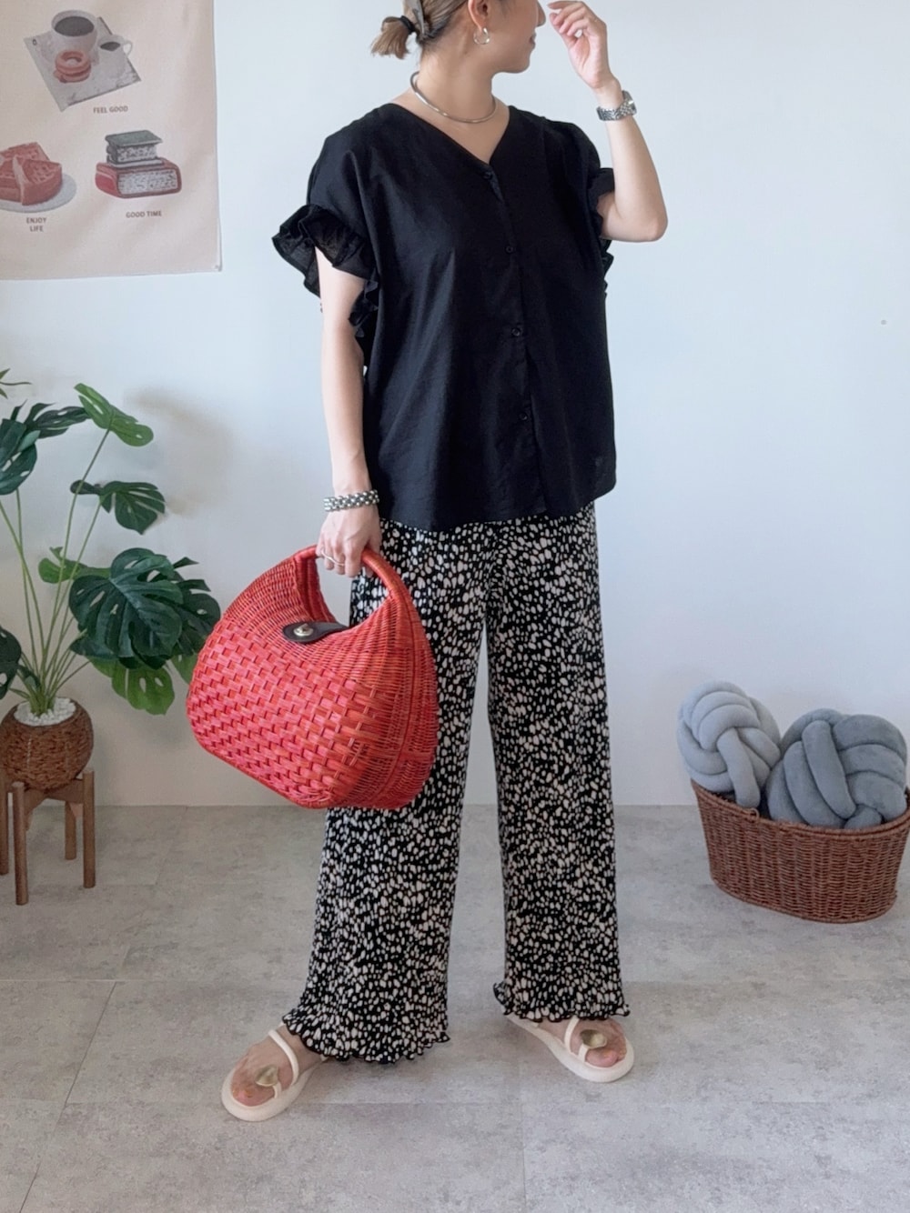 ブラック系のその他パンツ、ホワイト系のサンダル、ブラック系のシャツ/ブラウスを着用したレディースの夏コーディネートの1枚目の写真