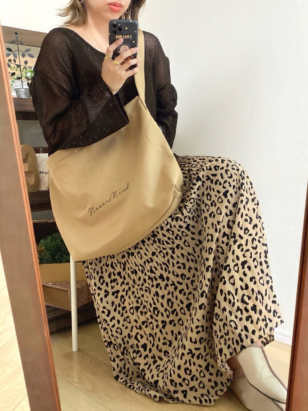 ブラウン系のトップス、ベージュ系のサンダル、ベージュ系のショルダーバッグを着用したレディースの夏コーディネートの1枚目の写真