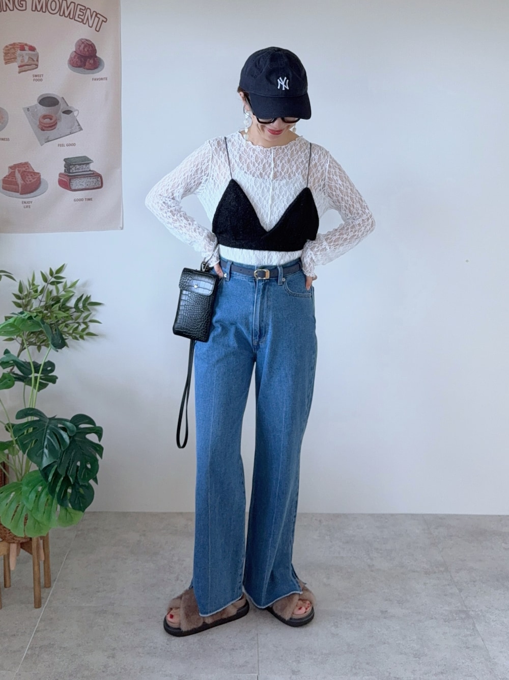 ブラック系のその他トップス、ブルー系のデニムパンツ、ベージュ系のサンダルを着用したレディースの夏コーディネートの1枚目の写真