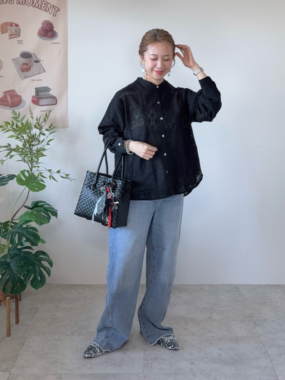 ブラック系のシャツ/ブラウス、ブルー系のデニムパンツ、ブラック系のかごバッグを着用したレディースの春コーディネートの1枚目の写真