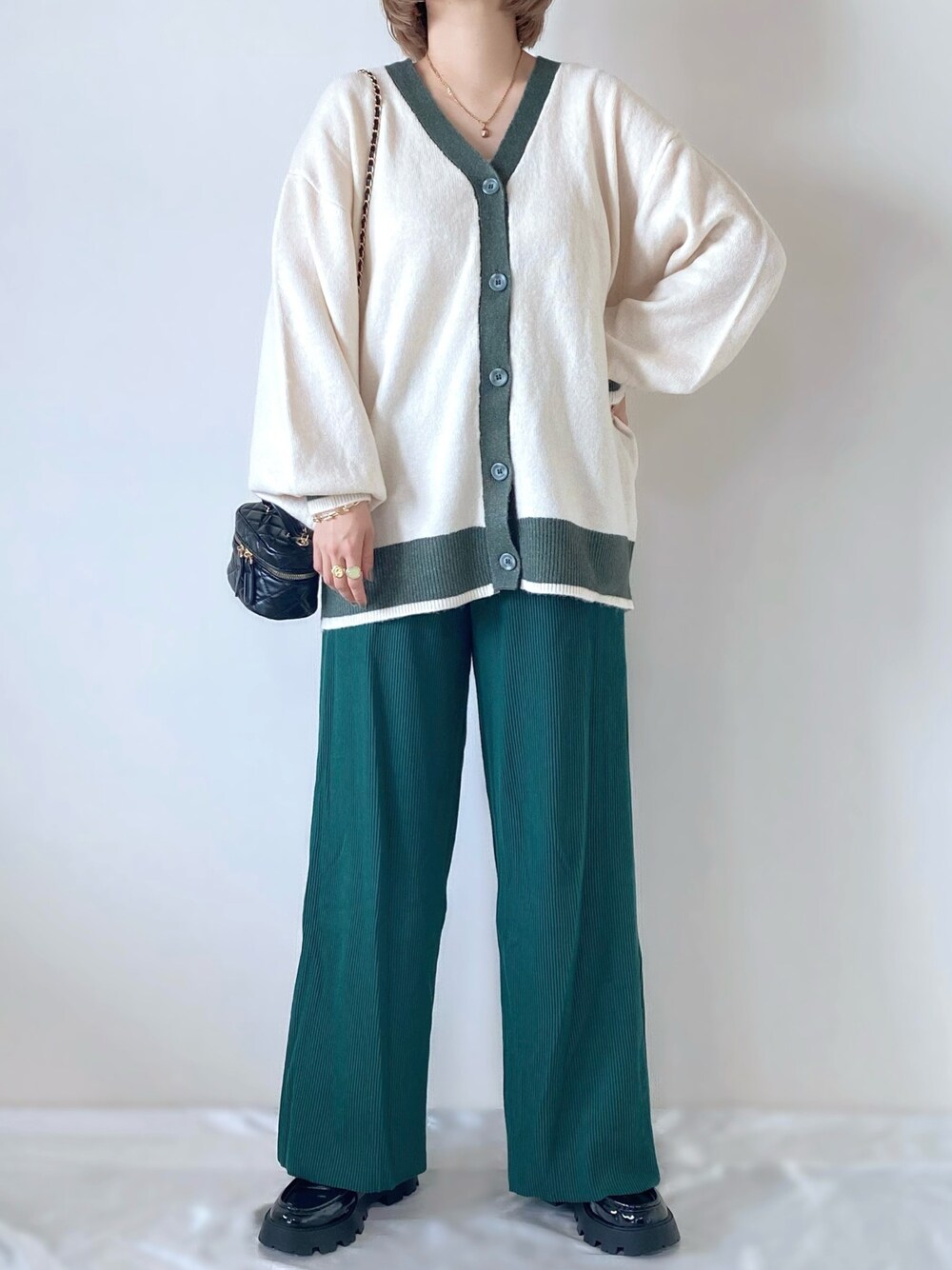 グリーン系のその他パンツ、ブラック系のローファー、ブラック系のショルダーバッグを着用したレディースの秋コーディネートの1枚目の写真