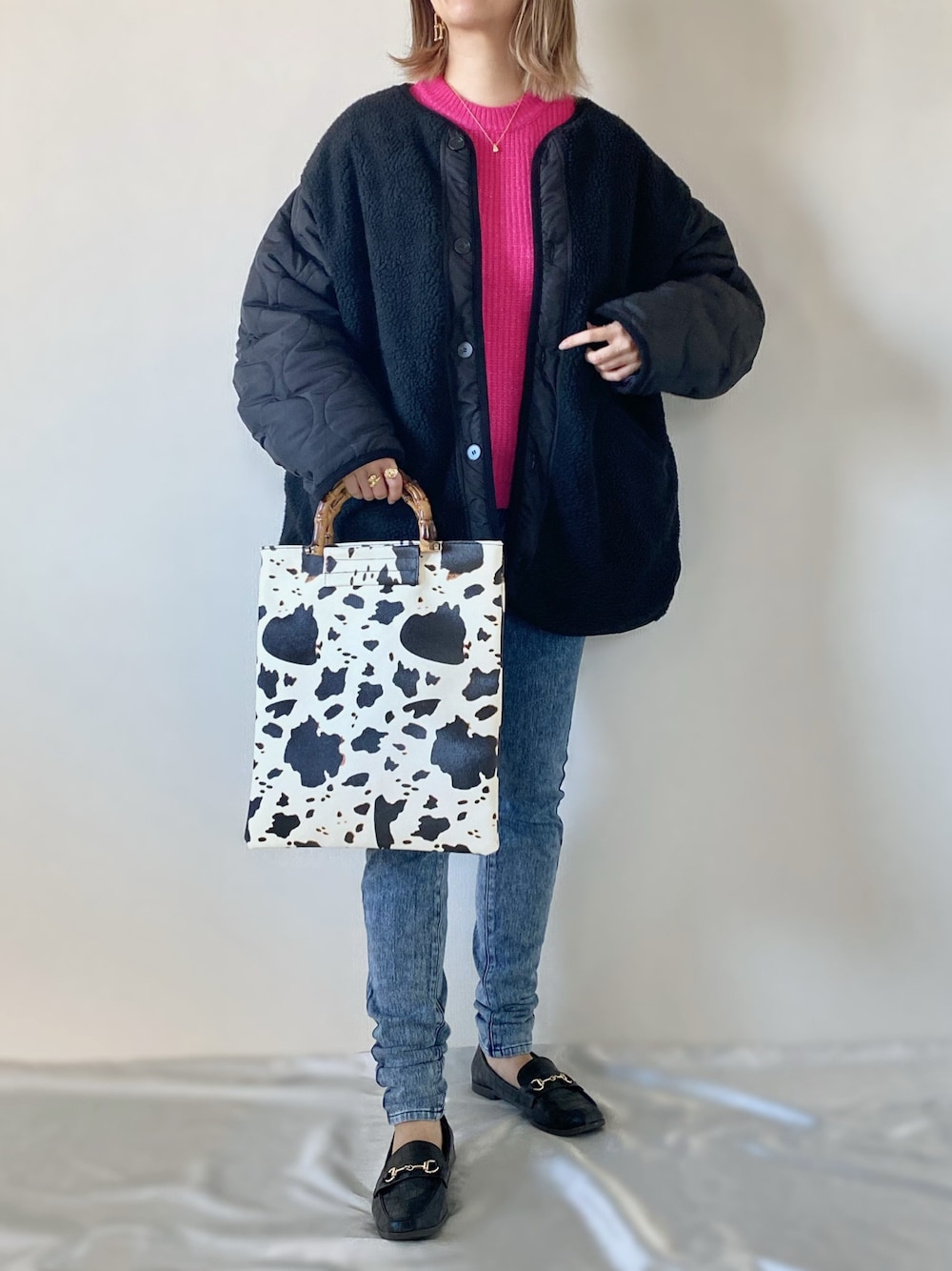 ピンク系のニット/セーター、その他のバッグ、ブラック系のノーカラージャケットを着用したレディースの秋コーディネートの1枚目の写真