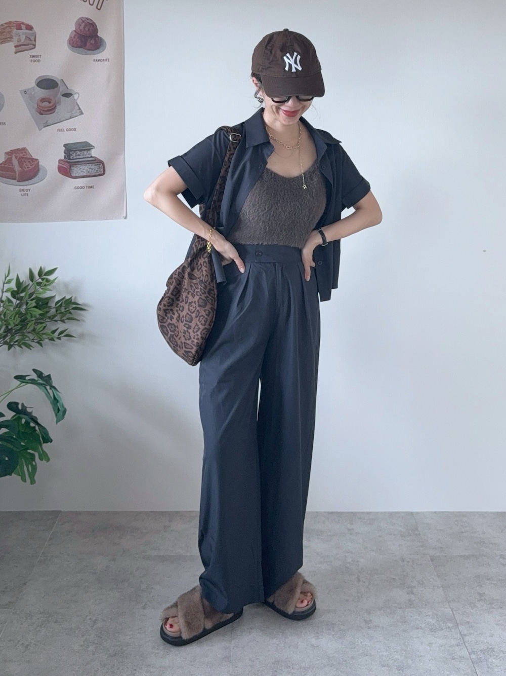 ブラウン系のショルダーバッグ、ベージュ系のサンダル、ブラウン系のキャミソールを着用したレディースの秋コーディネートの1枚目の写真