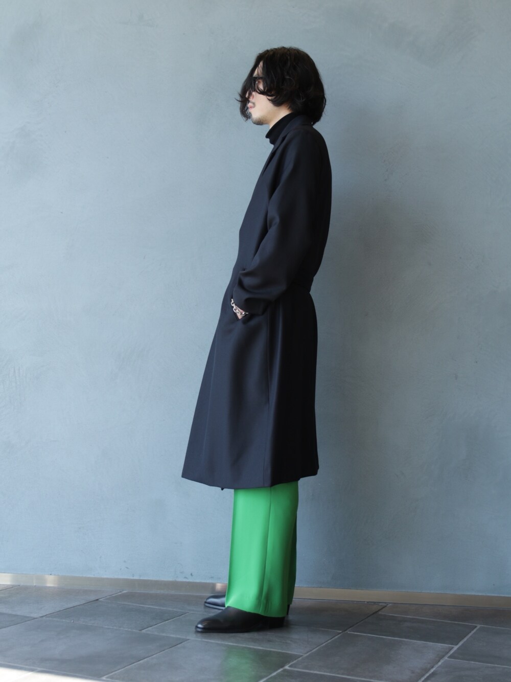 グレー系のその他アウター、ブラック系のニット/セーター、ブラック系のその他シューズを着用したメンズの冬コーディネートの4枚目の写真