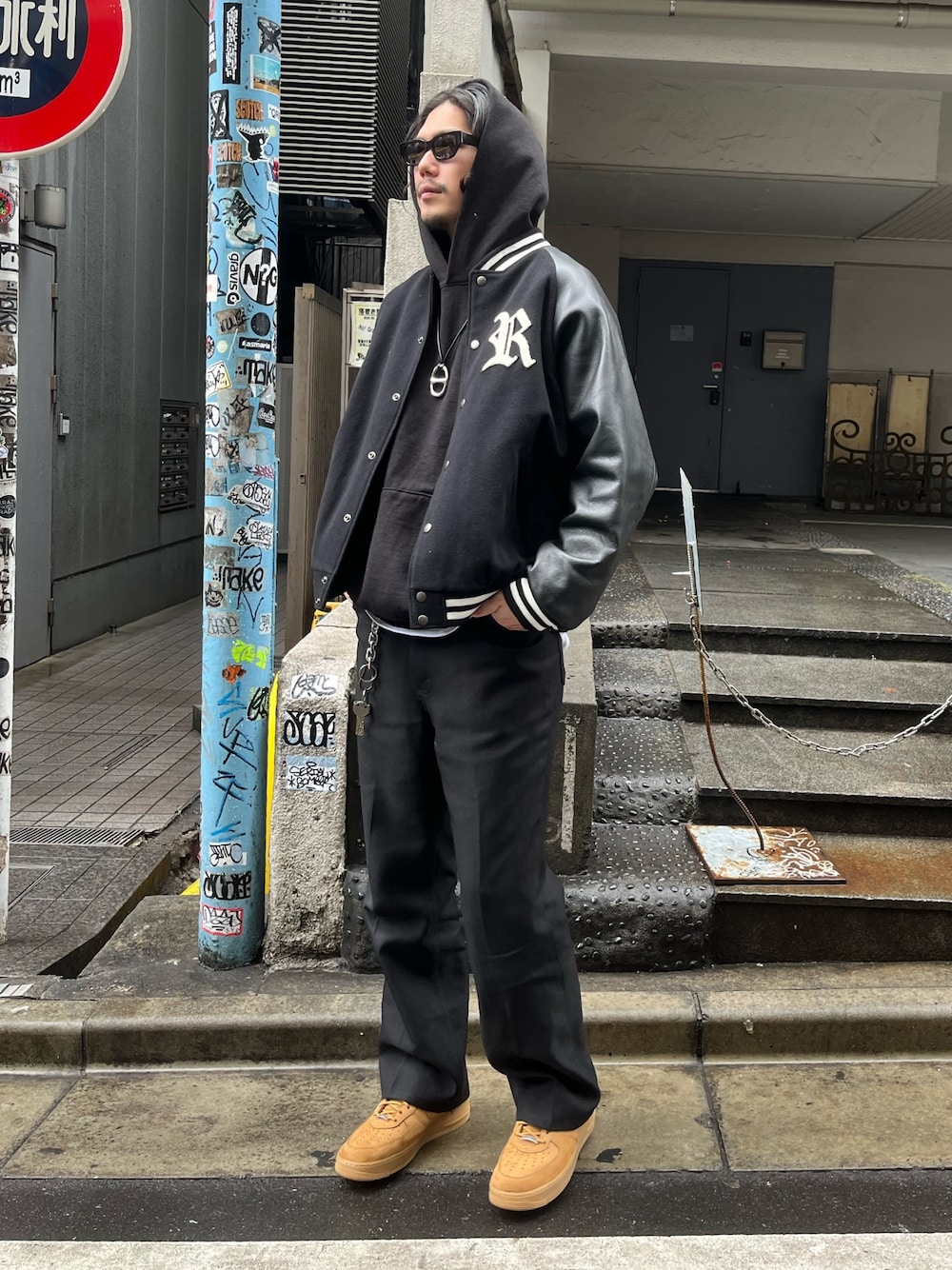 Lui's（ルイス）の「“R”ロゴ ヴァーシティージャケット/スタジャン