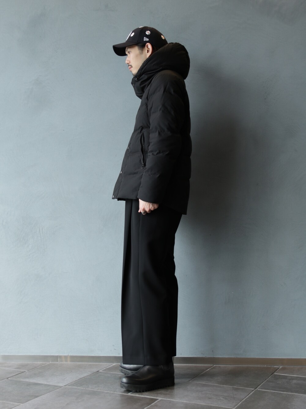 ブラック系のブーツ、ブラック系のスラックス、ブラック系のブルゾンを着用したメンズの冬コーディネートの3枚目の写真