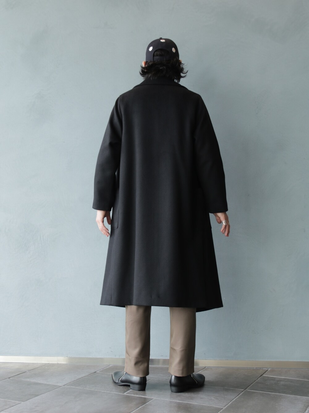 ブラック系のその他シューズ、グレー系のスラックス、ブラック系のその他アウターを着用したメンズの冬コーディネートの3枚目の写真