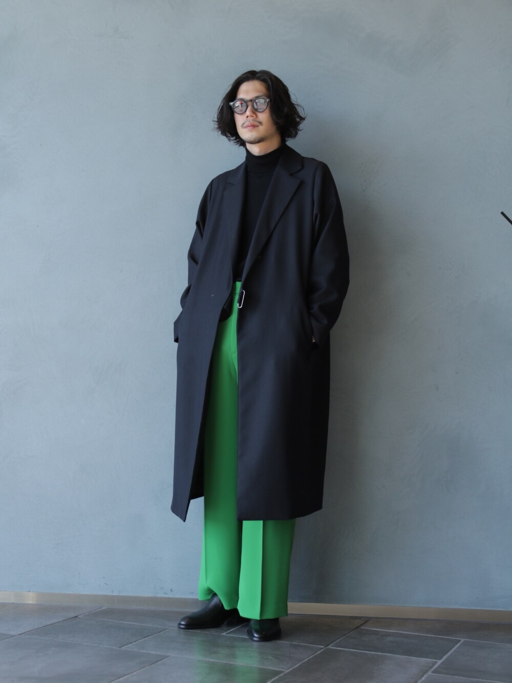 グレー系のその他アウター、ブラック系のニット/セーター、ブラック系のその他シューズを着用したメンズの冬コーディネートの2枚目の写真