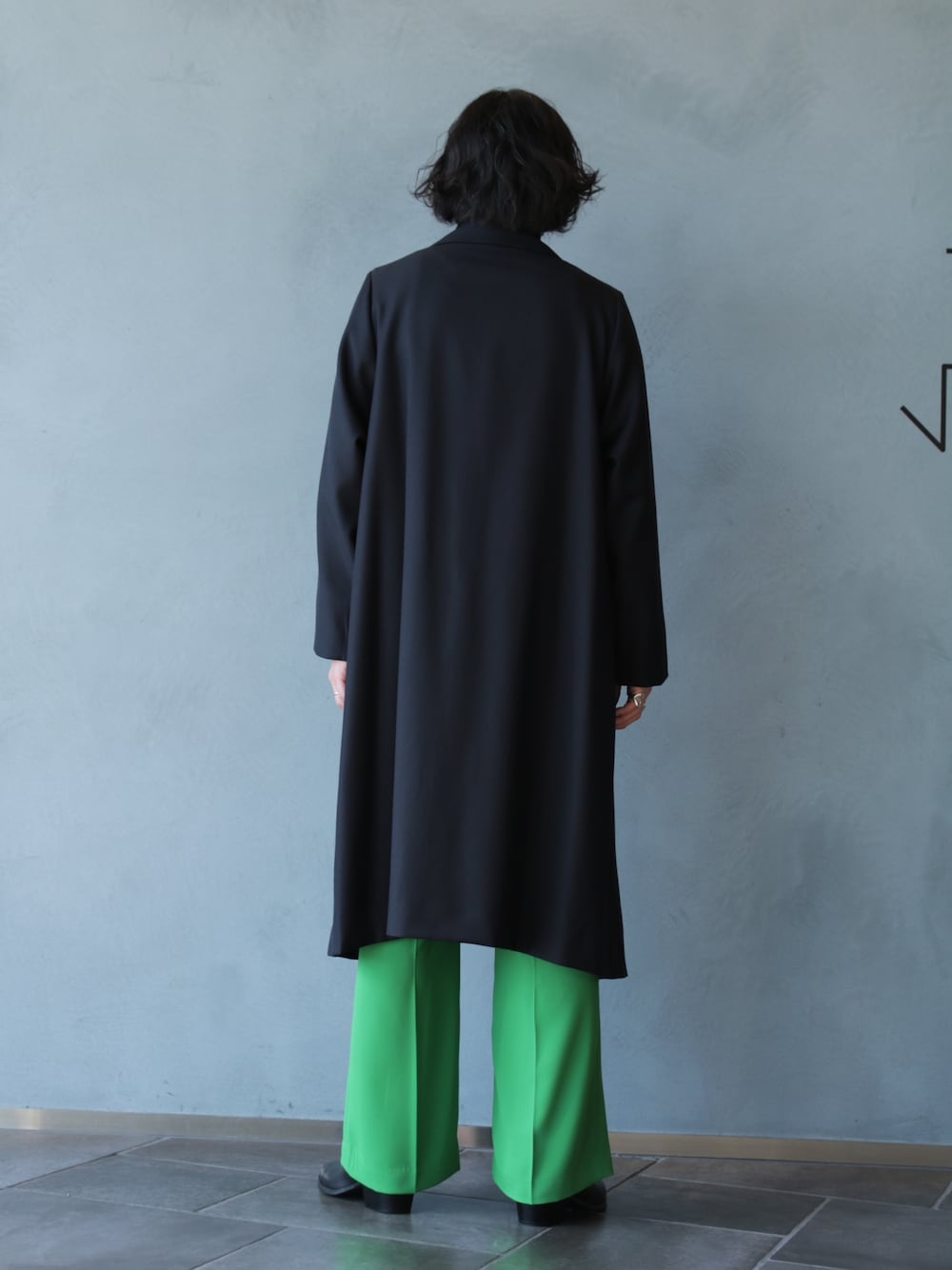 グレー系のその他アウター、ブラック系のニット/セーター、ブラック系のその他シューズを着用したメンズの冬コーディネートの5枚目の写真