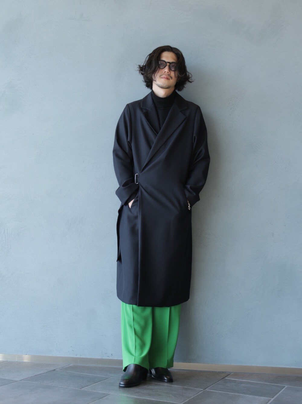 グレー系のその他アウター、ブラック系のニット/セーター、ブラック系のその他シューズを着用したメンズの冬コーディネートの3枚目の写真