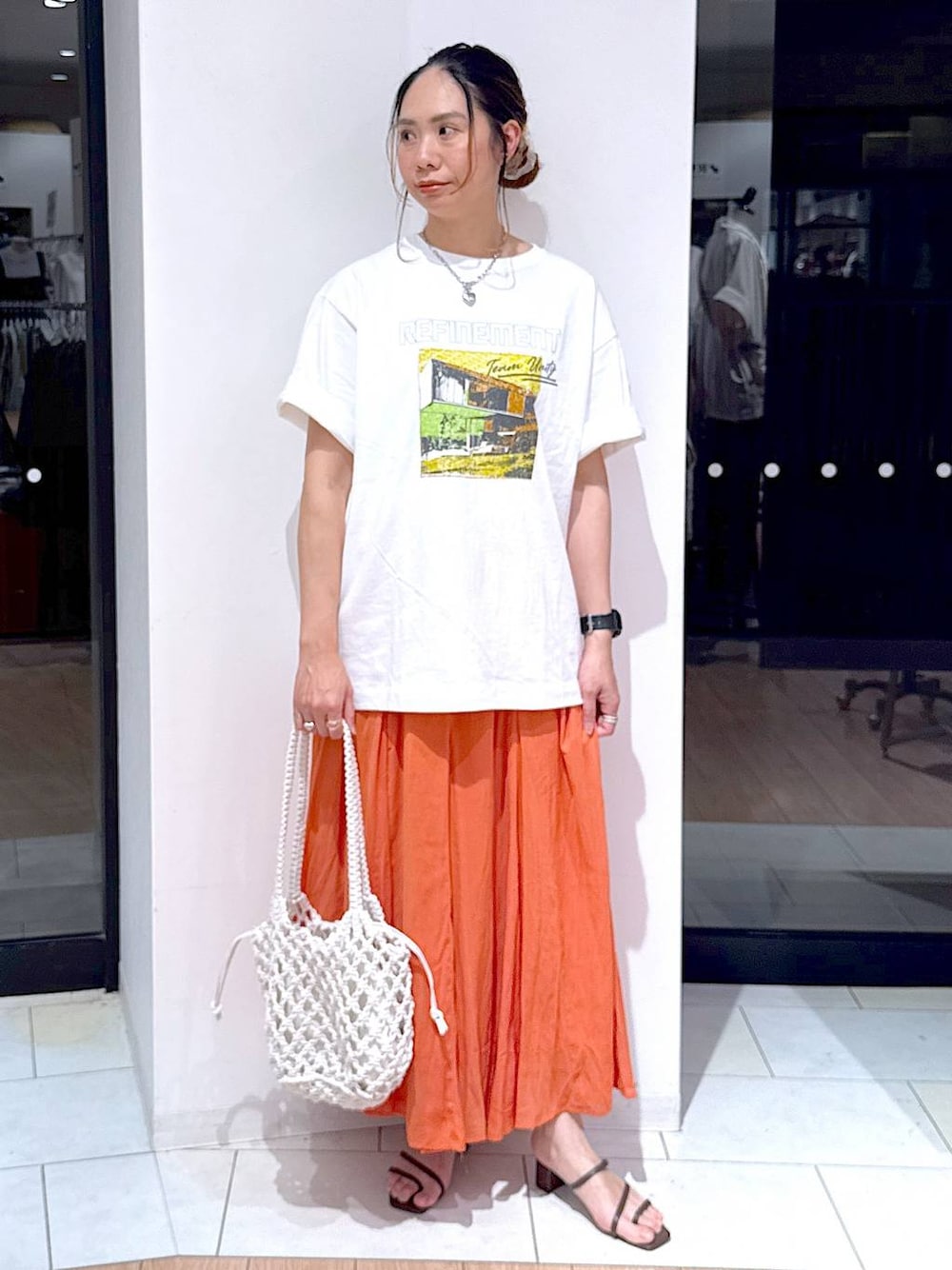 「ママコーデ、高身長、LOWRYS FARM、GLOBAL WORK、ブランドミックス、Tシャツ、ラフ、スカート、ロングスカート、楽ちんコーデ、大人カジュアル、シンプルコーデ、夏コーデ」｜「GLOBAL WORKのエアリーリラックスフレアスカート/147678（スカート、オレンジ系）」を使った、がままきさん（レディース・167cm）の春コーディネートの1枚目の写真