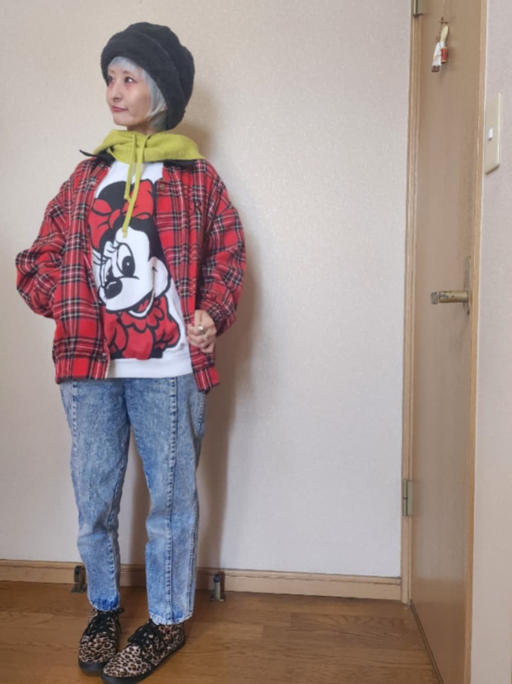 「デニム、ミニーちゃん、お洒落さんとつながりたい、カシラ帽子、赤チェック、差し色(黄色)」｜「VANSのアイテム（スニーカー、ブラウン系）」を使った、love blue さん（レディース・158cm）の冬コーディネートの1枚目の写真