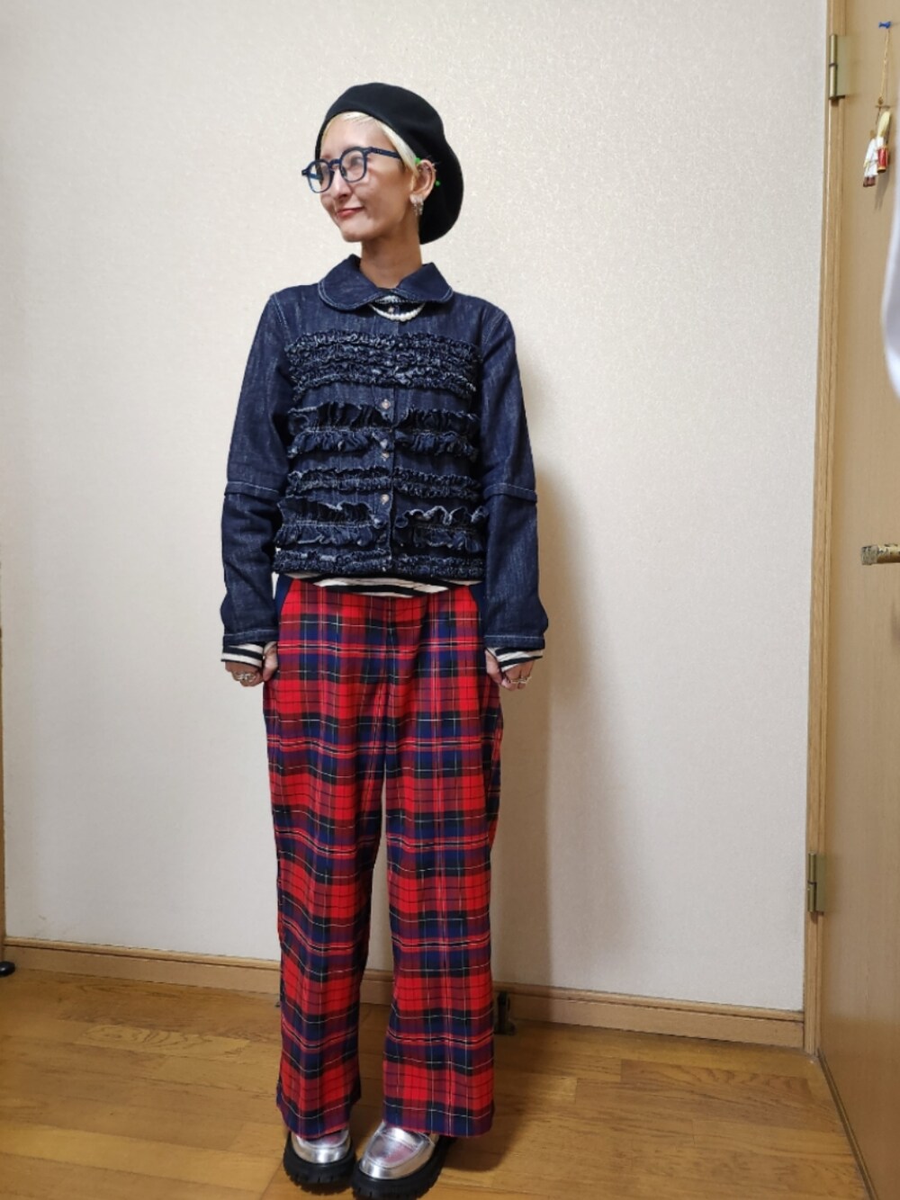 「お洒落さんとつながりたい、お出かけコーデ、デニムジャケット、赤チェック、ベレー帽×メガネ、カオリノモリ、フォルクシー」｜「imacoconiのアイテム（デニムジャケット、ブルー系）」を使った、love blue さん（レディース・158cm）の春コーディネートの1枚目の写真