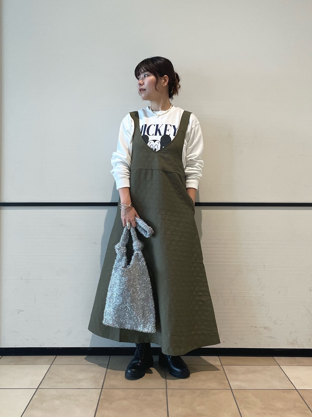 「FREDY&GLOSTER、フレディアンドグロスター、カジュアルコーデ、お出かけコーデ、大人女子、秋冬コーデ、ジャンスカ、キルティングワンピース、スウェット、ミッキー、GOOD ROCK SPEED、キラキラバッグ、ワンピース、大人かわいい」｜「GOOD ROCK SPEEDの【goodrock speed/グッドロックスピード】【FREDY別注】MICKEY裏毛スウェット（スウェット、ホワイト系）」を使った、TSUNODAさん（レディース・160cm）の秋コーディネートの1枚目の写真