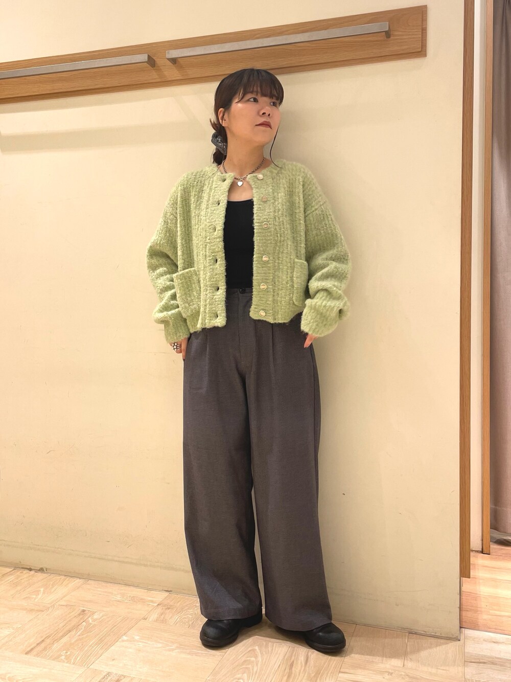 グレー系のその他パンツ、グリーン系のカーディガン/ボレロを着用したレディースの秋コーディネートの1枚目の写真