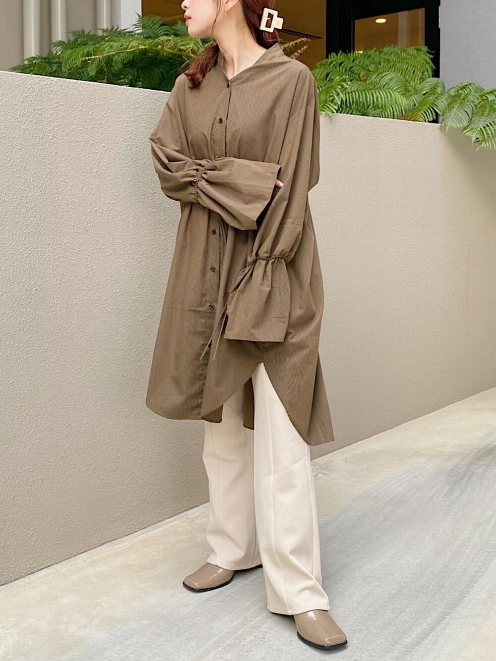 「Kastane、秋のコーデ、ブーツ、休日スタイル、チュニック、ブラウン、フレアパンツ、ストライプ、パンツスタイル、cra_ootd」｜「Kastaneのイージーカラーフレアパンツ（その他パンツ、ホワイト系）」を使った、craさん（レディース・154cm）の秋コーディネートの1枚目の写真