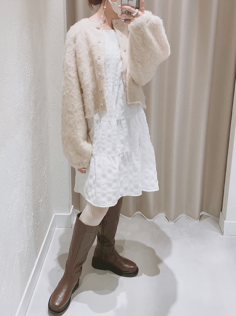 「Kastane、kastane_ootd、冬コーデ、カーディガン、ロングブーツ、淡色コーデ、ワントーンコーデ、低身長コーデ、休日スタイル、お出かけコーデ、春コーデ、ベスト、cra_ootd」｜「KastaneのクロップドMIX起毛カーディガン（カーディガン/ボレロ、ホワイト系）」を使った、craさん（レディース・154cm）の冬コーディネートの1枚目の写真