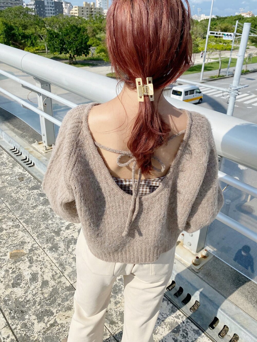 「Kastane、ニット、スラックス、ブーツ、休日スタイル、ベージュコーデ、パンツスタイル、大人ガーリー、フレアパンツ、cra_ootd」｜「KastaneのBACK開きモヘアライクニット（ニット/セーター、ブラウン系）」を使った、craさん（レディース・154cm）の秋コーディネートの1枚目の写真