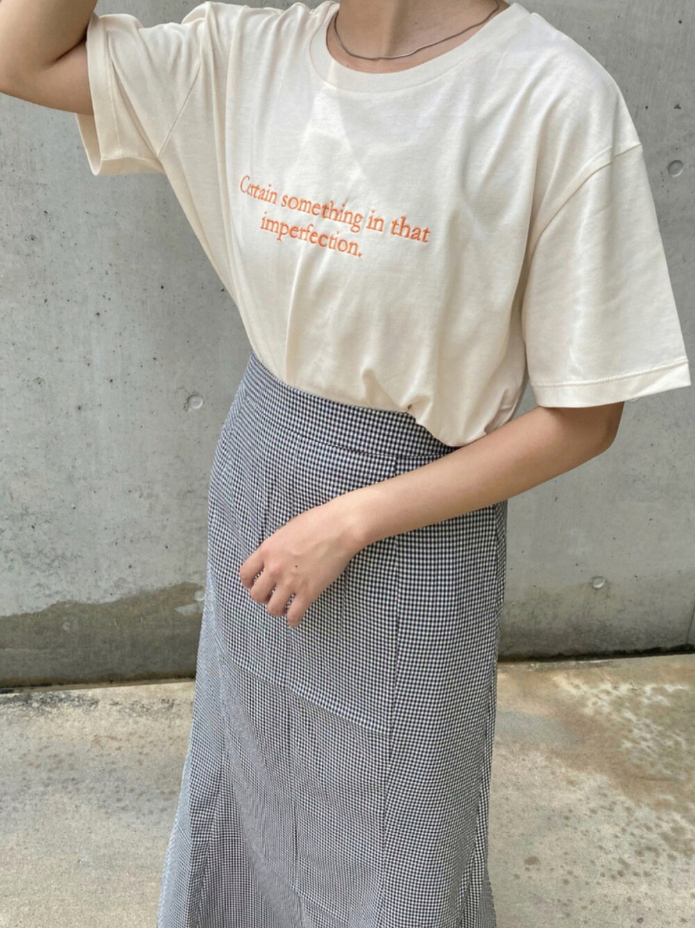 「Kastane、Tシャツ、ロゴT、韓国ファッション、マーメイドスカート、ギンガムチェック、ビタミンカラー、休日スタイル、シルバーアクセサリー、cra_ootd」｜「Kastaneのギンガムサッカーマーメイドスカート（スカート、ブラック系）」を使った、craさん（レディース・154cm）の夏コーディネートの1枚目の写真