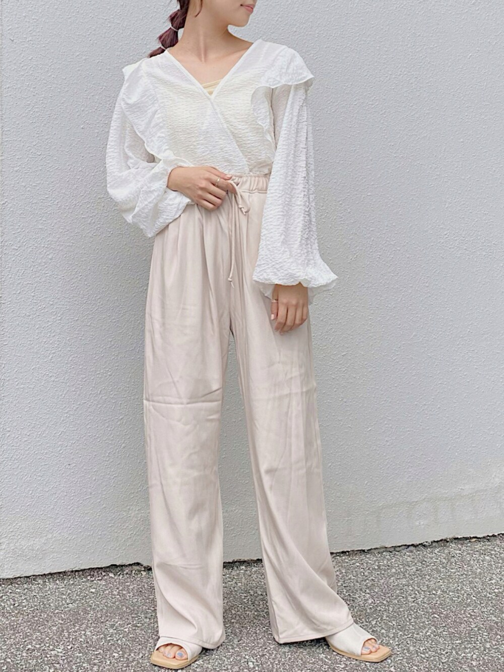 「Kastane、カラーパンツ、ジャージ、休日スタイル、淡色コーデ、スラックス、ガーリー、秋のコーデ、ボリューム袖、cra_ootd」｜「Kastaneのカラバリタックジャージーパンツ（その他パンツ、ホワイト系）」を使った、craさん（レディース・154cm）の秋コーディネートの1枚目の写真