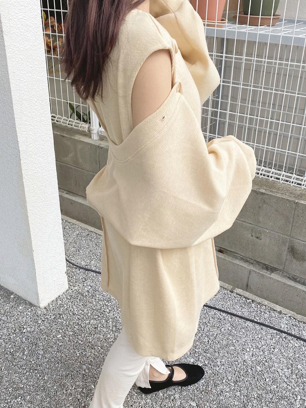 「Kastane、淡色コーデ、春コーデ、お出かけコーデ、休日スタイル、レギンス、ワンピース、カーディガン、カンフーシューズ、ガーリー、冬コーデ、cra_ootd、ワンピースコーデ」｜「Kastaneの【2022SS予約アイテム】スリットボレロSET（ワンピース、ホワイト系）」を使った、craさん（レディース・154cm）の冬コーディネートの1枚目の写真