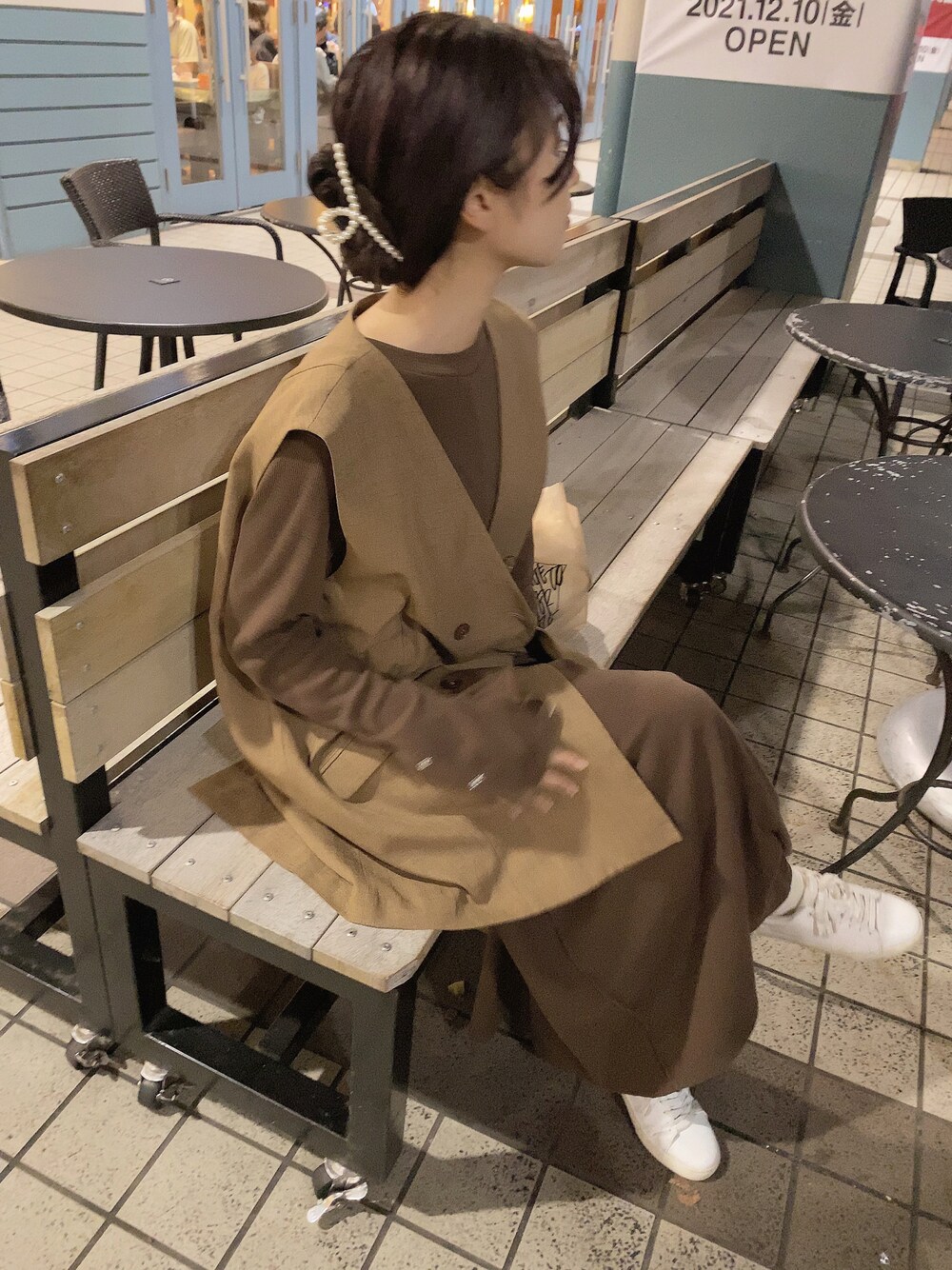 「ワンピース、秋のコーデ、ベスト、スニーカーコーデ、休日スタイル、Kastane、パールアクセ、ブラウンコーデ、低身長コーデ、cra_ootd」｜「KastaneのSETUP BIGベスト（ベスト、ブラウン系）」を使った、craさん（レディース・154cm）の秋コーディネートの1枚目の写真