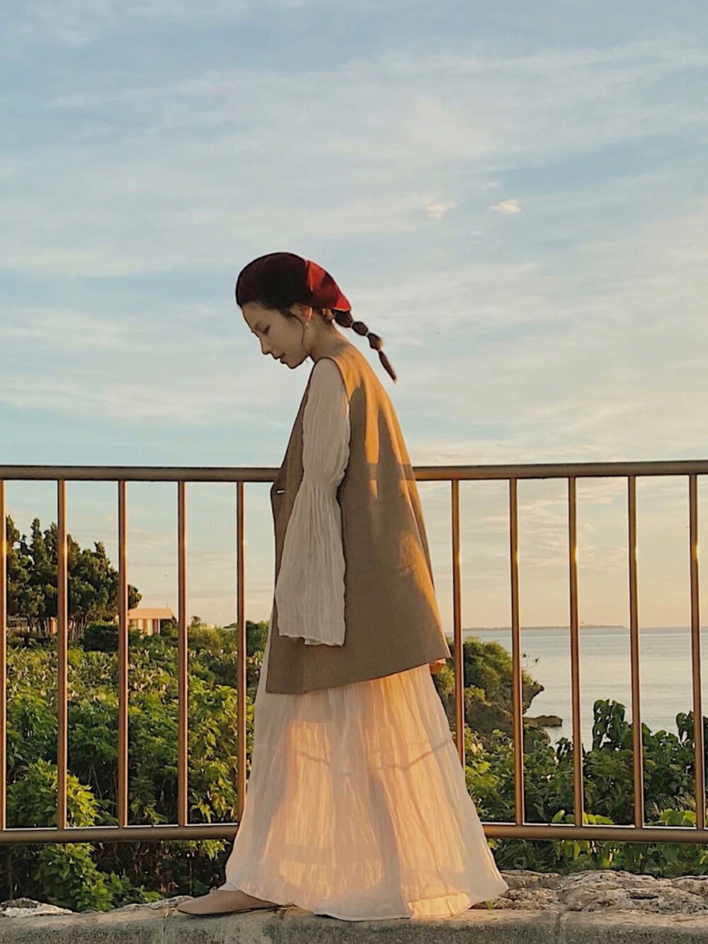 「Kastane、mystic、秋のコーデ、ベスト、セットアップ、ワンピース、ベレー帽、休日スタイル、淡色コーデ、cra_ootd」｜「KastaneのSETUP BIGベスト（ベスト、ブラウン系）」を使った、craさん（レディース・154cm）の夏コーディネートの1枚目の写真