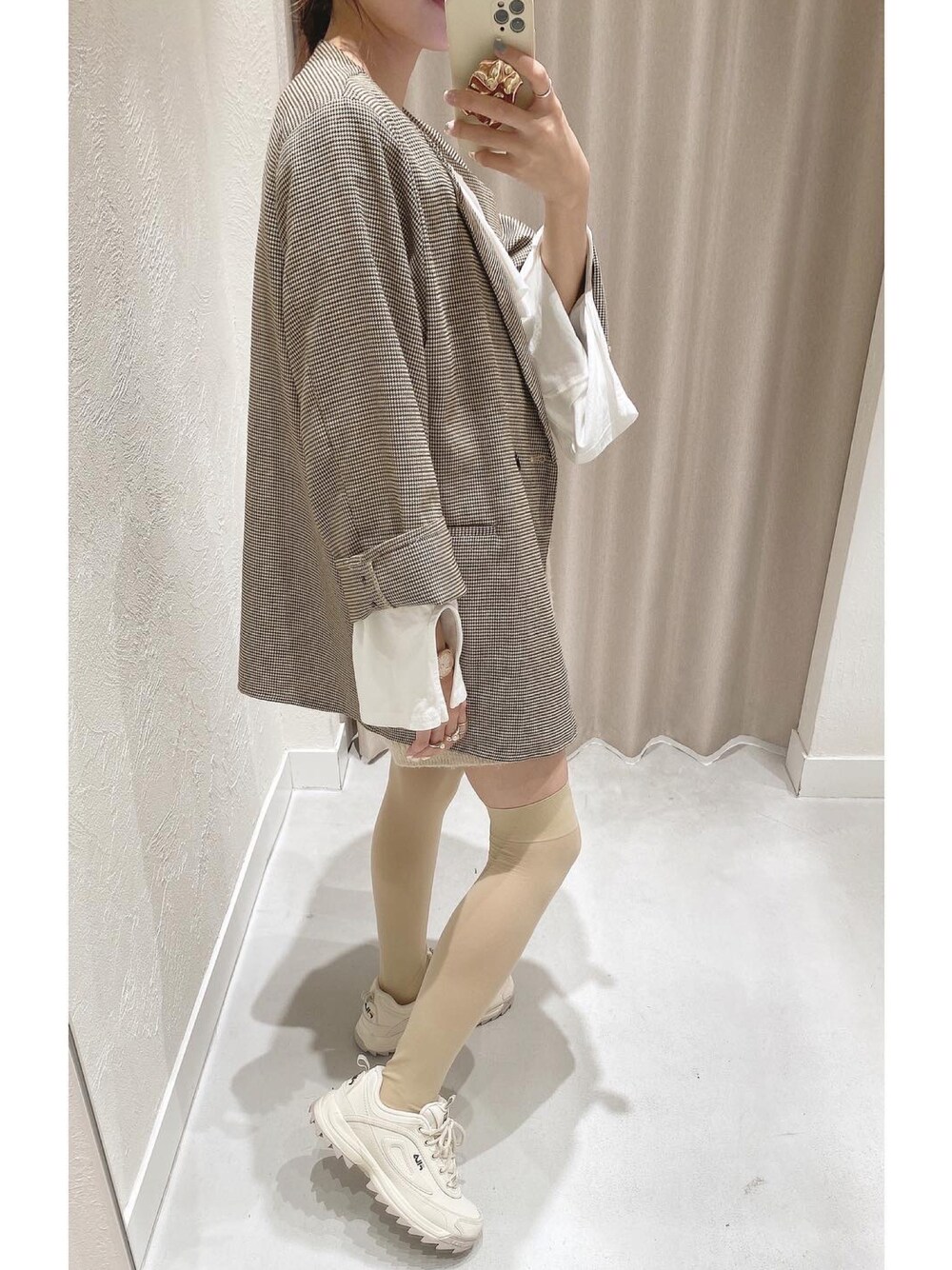 「Kastane、厚底シューズ、フリル、春コーデ、春カラー、春服みてみて、ハイソックス、シアーソックス、レイヤードスタイル、FILA、ジャケットスタイル、骨格ウェーブ、低身長コーデ、ビッグカラー、cra_ootd」｜「Kastaneの【2022SSアイテム】裁ち切り衿フリルプルオーバー（Tシャツ/カットソー、ホワイト系）」を使った、craさん（レディース・154cm）の春コーディネートの1枚目の写真