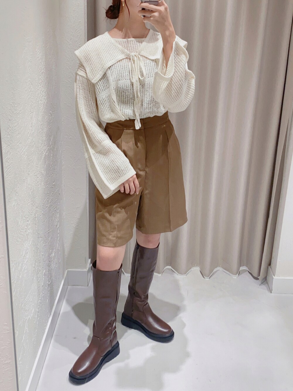 「ショートパンツ、秋のコーデ、ロングブーツ、ガーリー、休日スタイル、ハーフパンツ、ブラウン、Kastane、ニットコーデ、cra_ootd」｜「Kastaneの衿付きメッシュデザインニット（ニット/セーター、ホワイト系）」を使った、craさん（レディース・154cm）の秋コーディネートの1枚目の写真