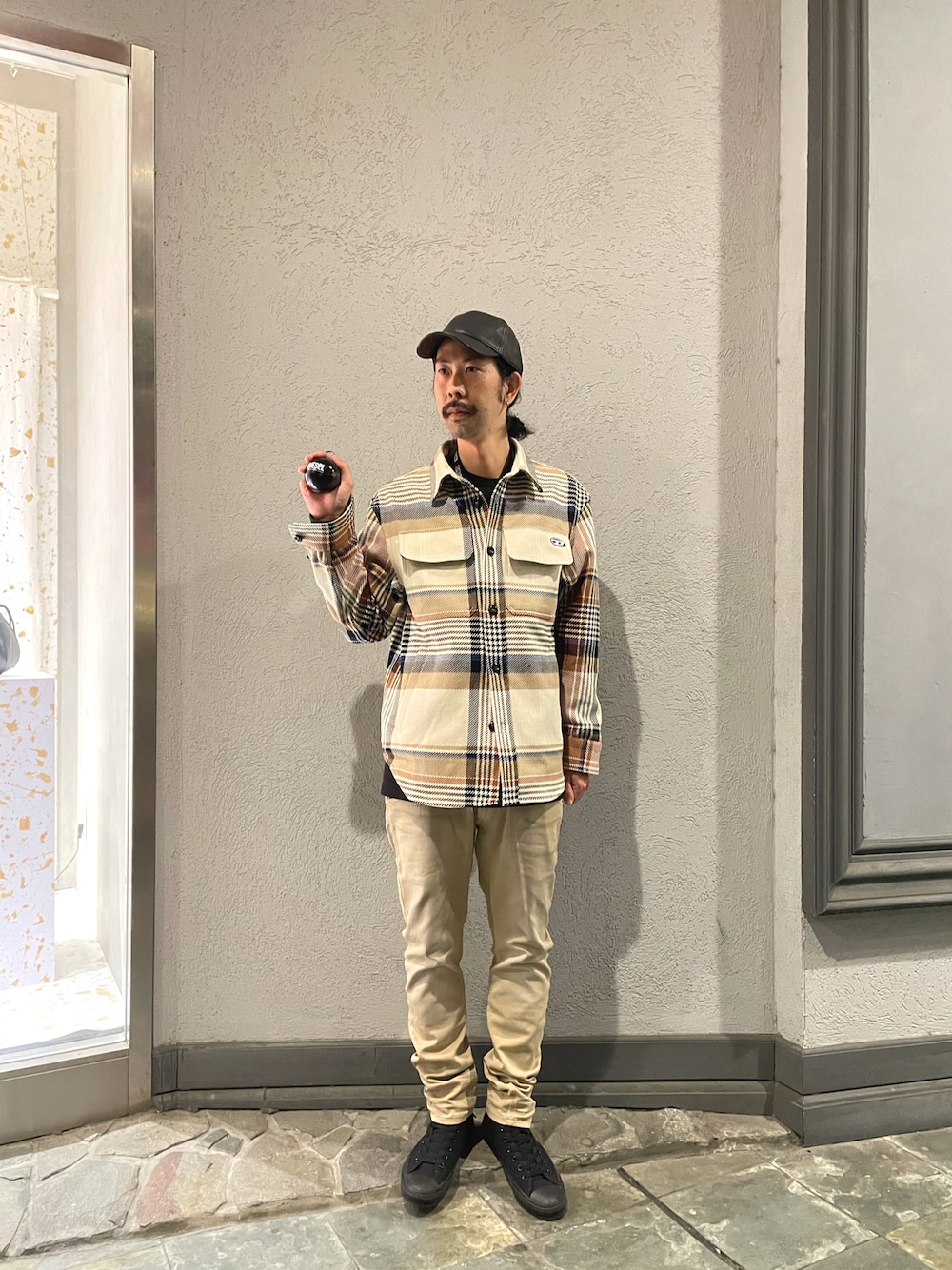 「冬、11月、Diesel、canal」｜「DIESELのDIESEL SS21 メンズ デニムパンツ ジョグ ジーンズ レギュラースリム KROOLEY-E-NE L.32（デニムパンツ、ベージュ系）」を使った、モーシーさん（メンズ・179cm）の秋コーディネートの1枚目の写真