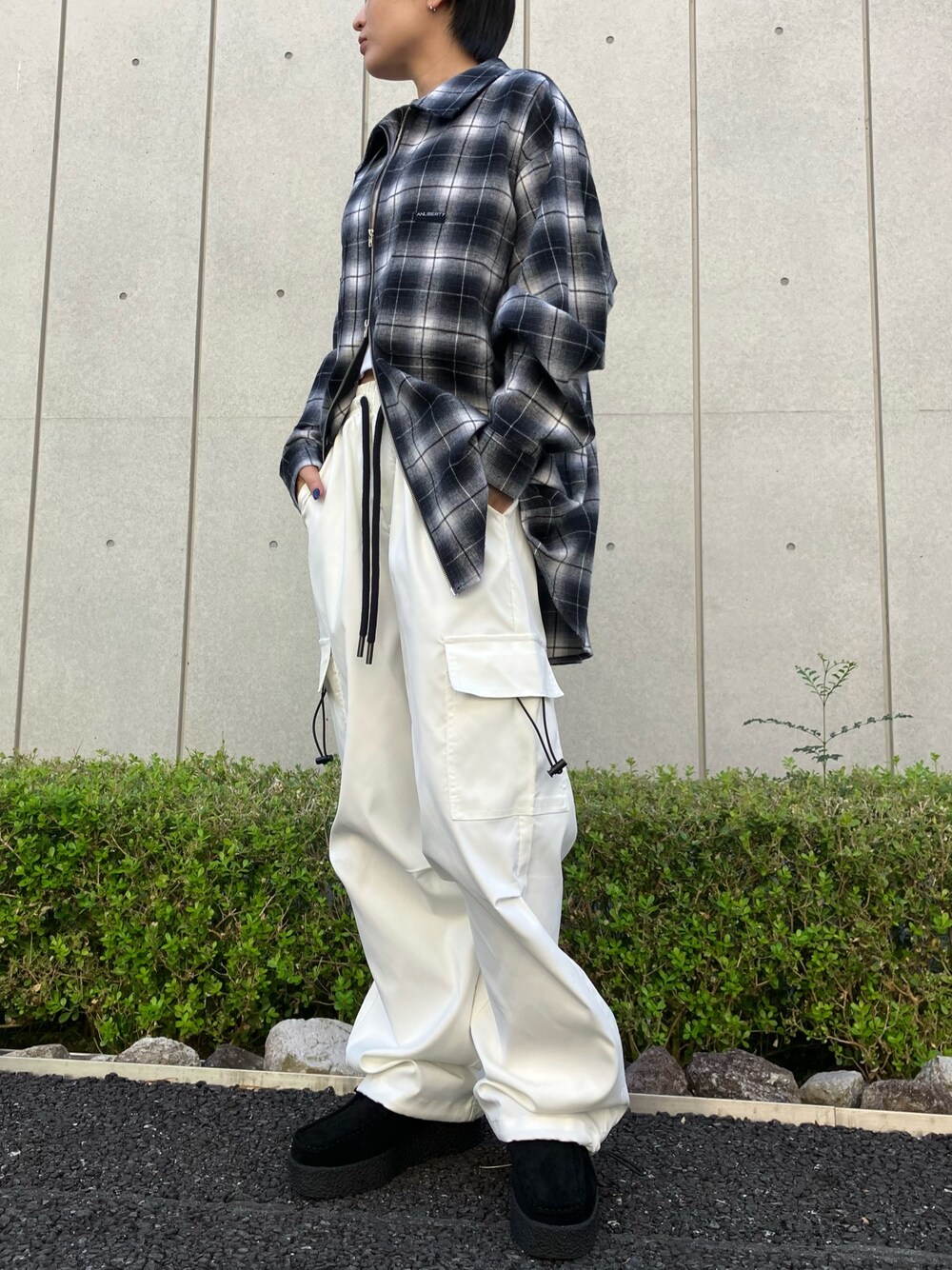 ブラック系のシャツ/ブラウス、ホワイト系のカーゴパンツ、ホワイト系のタンクトップを着用したレディースの秋コーディネートの1枚目の写真