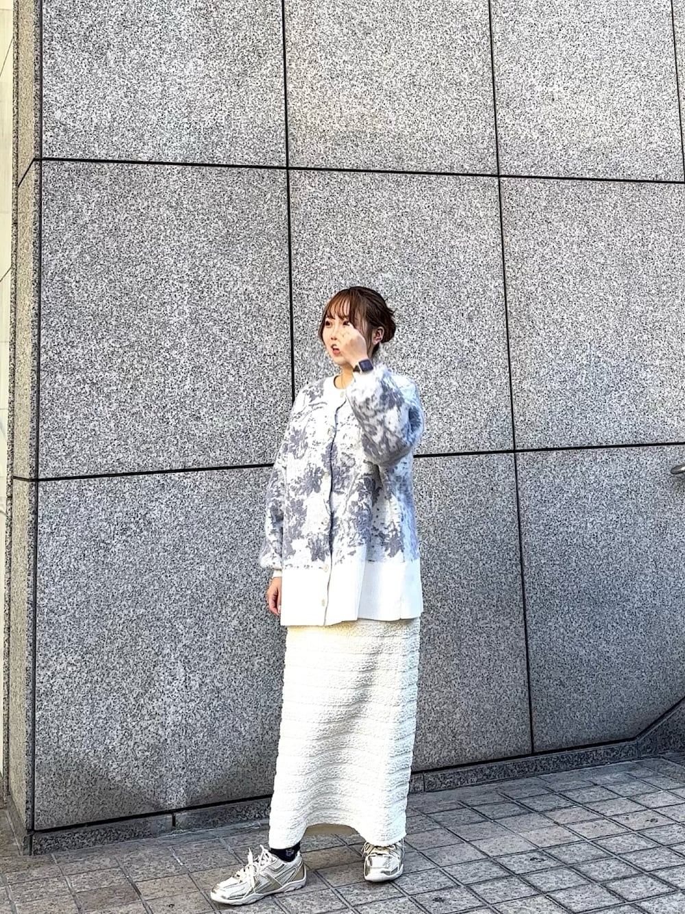 ゴールド系のスニーカー、その他のカーディガン/ボレロ、ホワイト系のスカートを着用したレディースの冬コーディネートの1枚目の写真