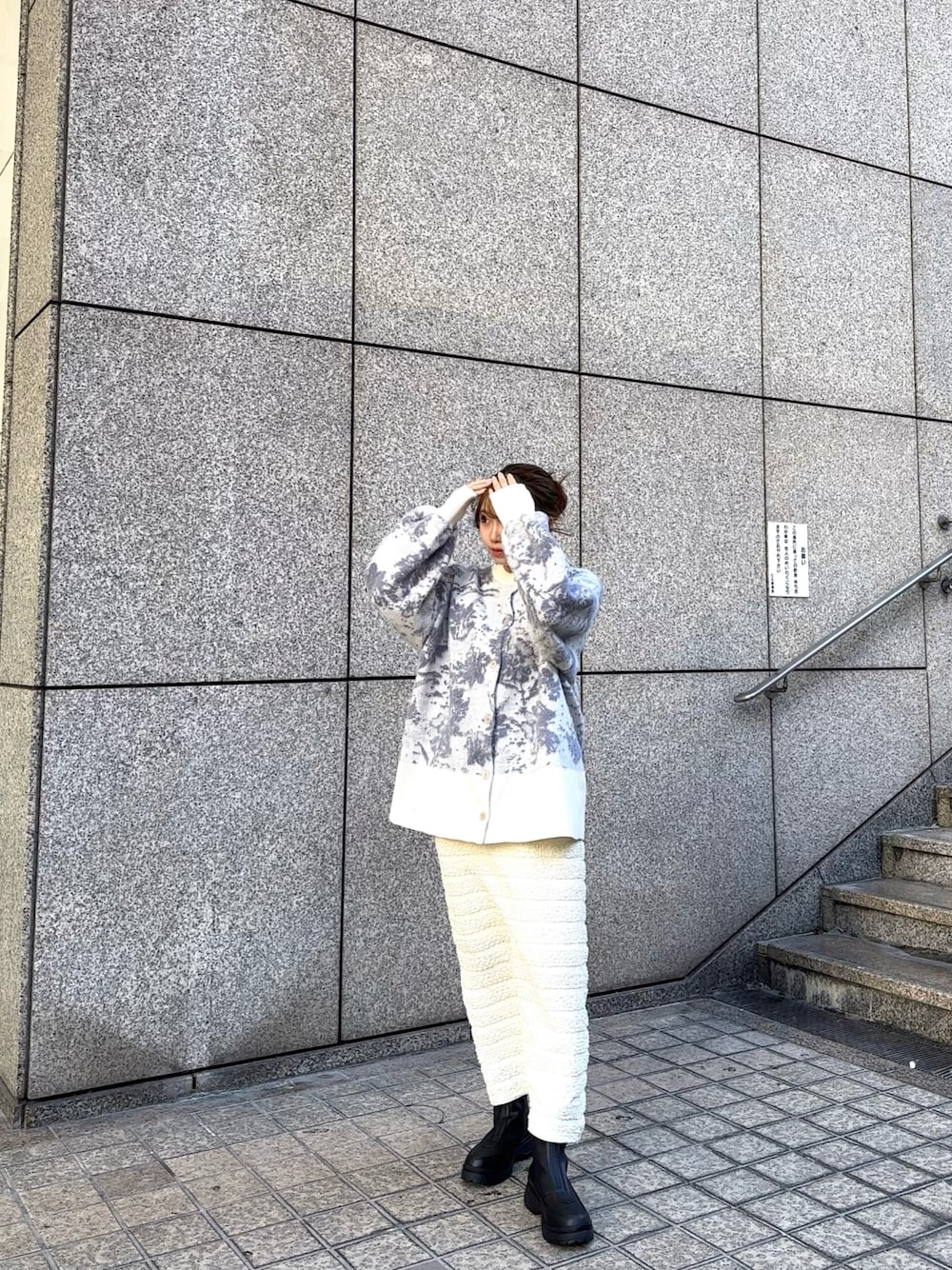 その他のカーディガン/ボレロ、その他のスカート、ブラック系のシューズを着用したレディースの秋コーディネートの1枚目の写真