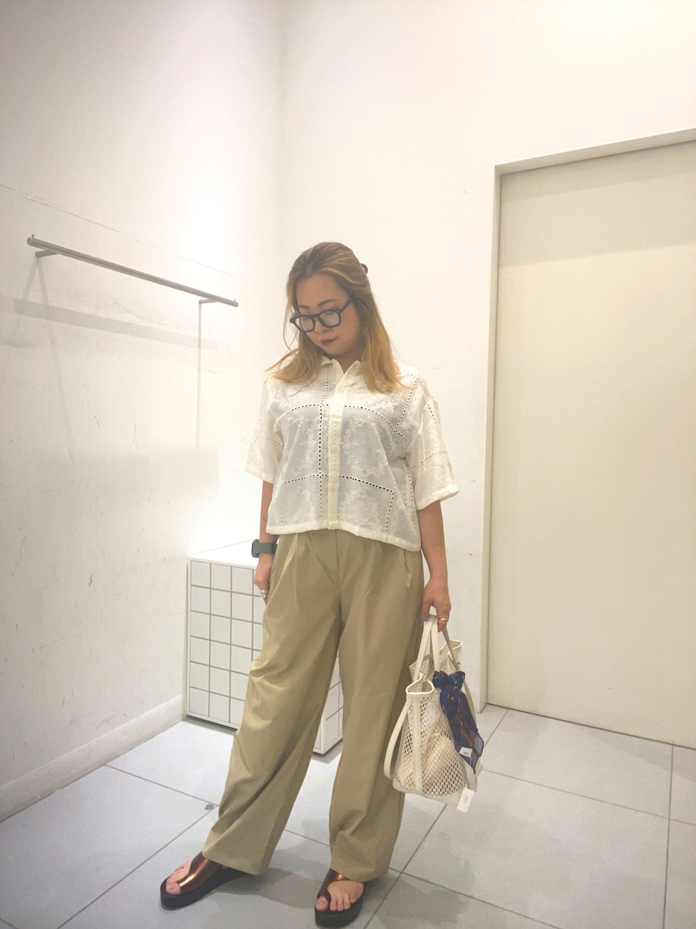 ホワイト系のシャツ/ブラウス、ベージュ系のその他パンツ、ホワイト系のトートバッグを着用したレディースの夏コーディネートの1枚目の写真