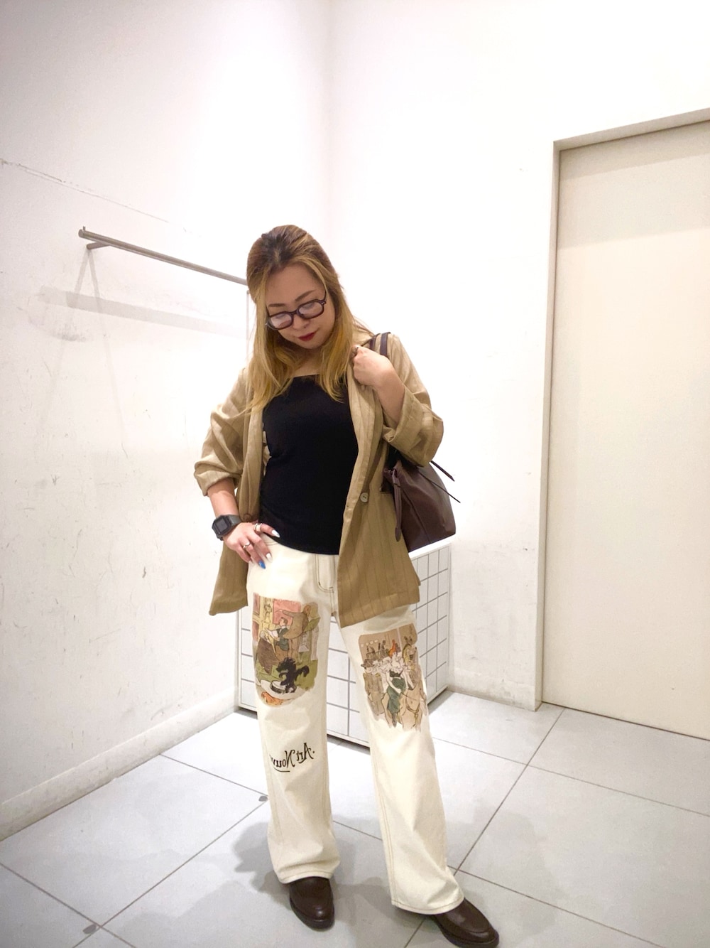 ベージュ系のその他アウター、ホワイト系のその他パンツ、ブラウン系のショルダーバッグを着用したレディースの夏コーディネートの1枚目の写真