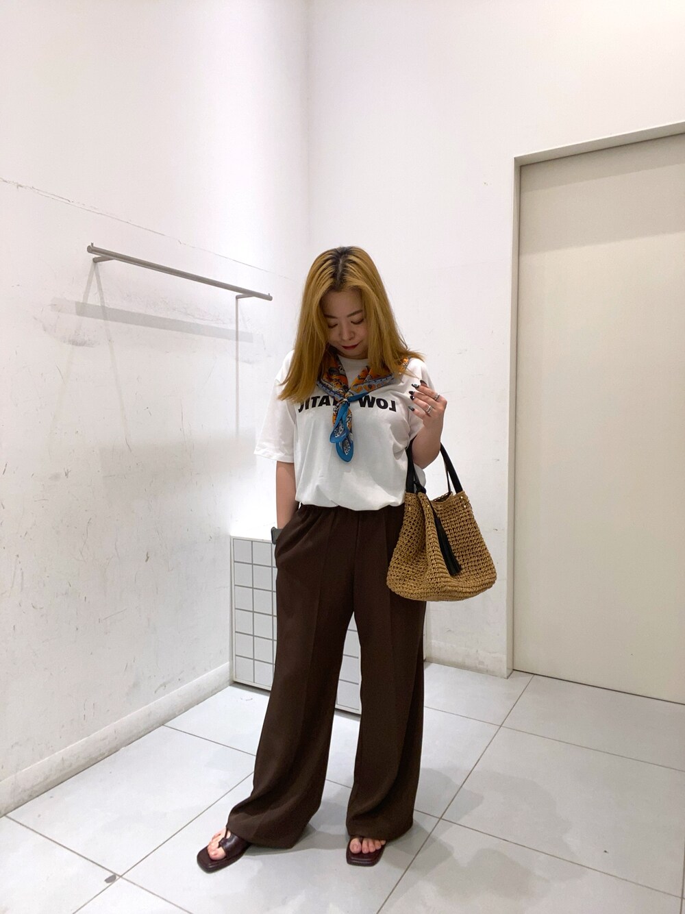 ブラウン系のサンダル、その他のTシャツ/カットソー、オレンジ系のファッション雑貨を着用したレディースの春コーディネートの1枚目の写真