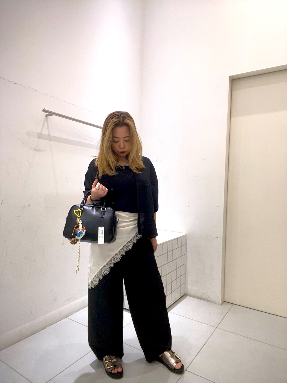 ブラック系のシャツ/ブラウス、ブラック系のその他パンツ、ブラック系のボストンバッグを着用したレディースの夏コーディネートの1枚目の写真