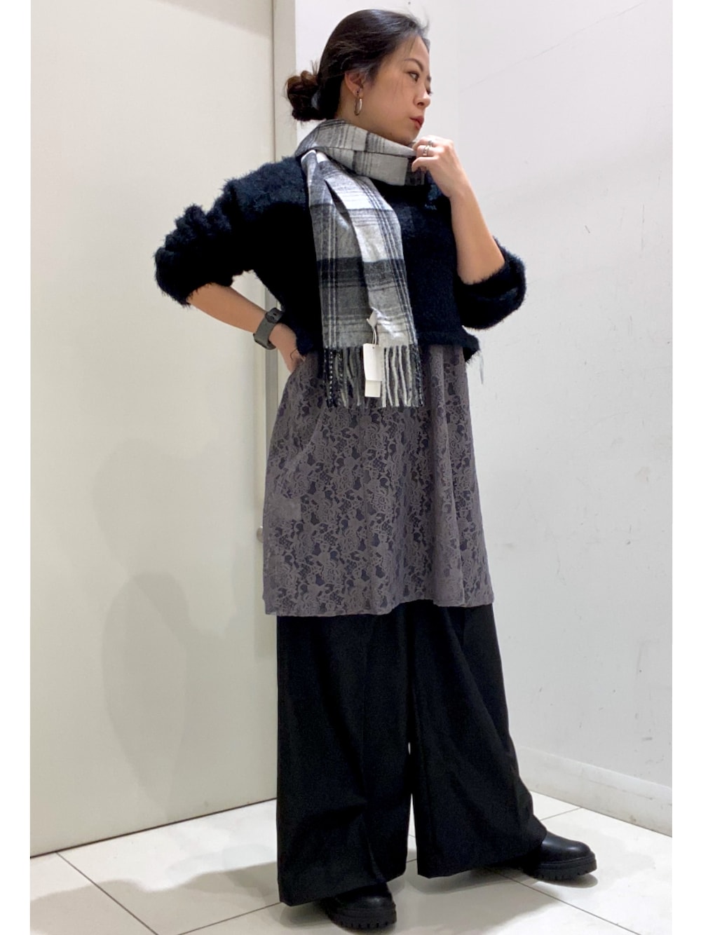 ブラック系のニット/セーター、グレー系のキャミソール、ブラック系のその他パンツを着用したレディースの冬コーディネートの1枚目の写真