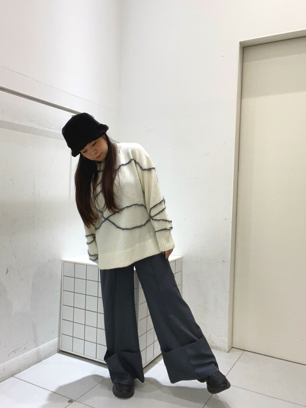 ホワイト系のニット/セーター、グレー系のその他パンツを着用したレディースの秋コーディネートの1枚目の写真