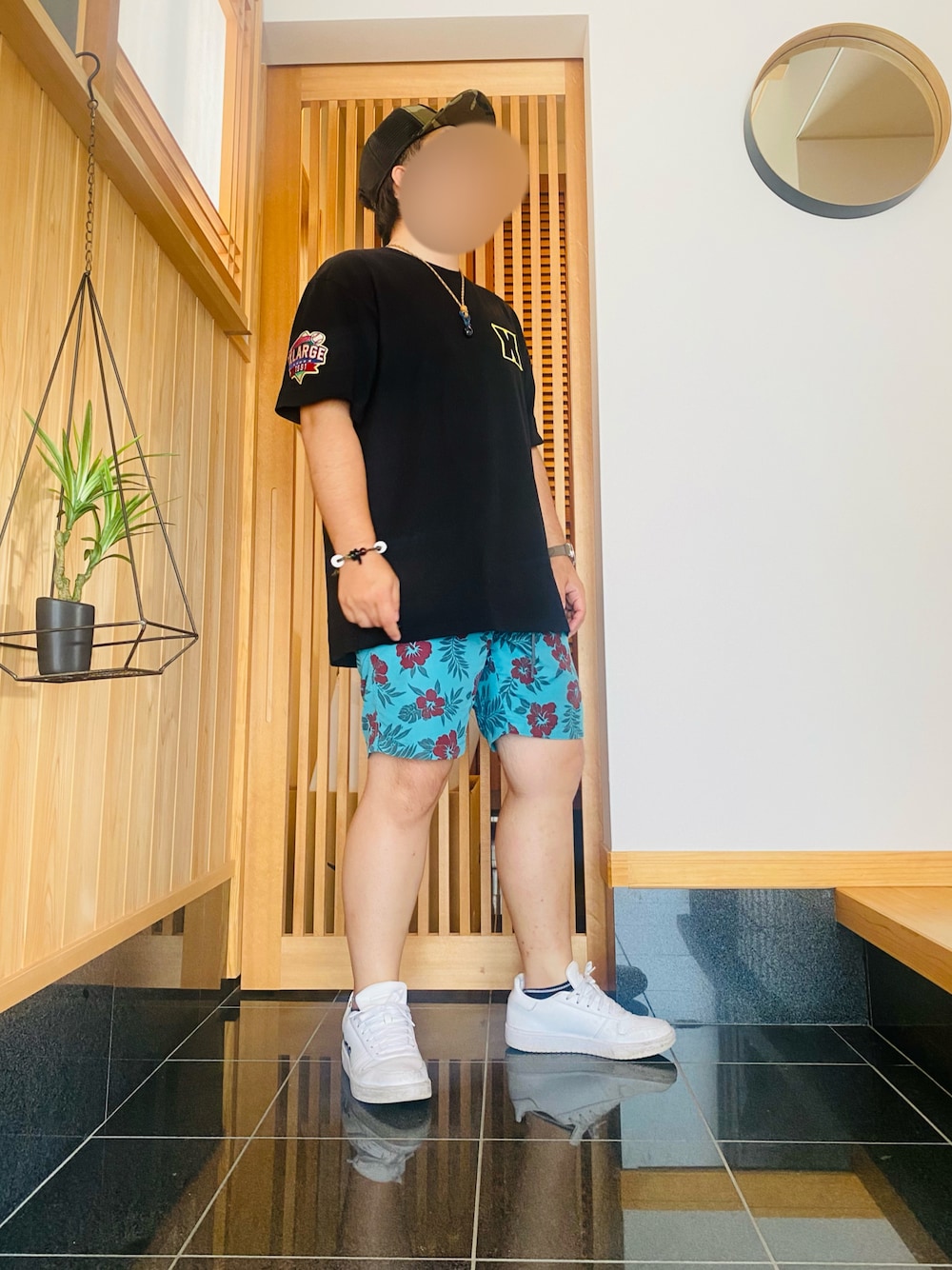 「夏コーデ、ゆるコーデ、Tシャツ、ハーフパンツ、今日のコーデ、アウトドアスタイル、低身長」｜「XLARGEのアイテム（Tシャツ/カットソー、ブラック系）」を使った、すだちさん（メンズ・165cm）の夏コーディネートの1枚目の写真