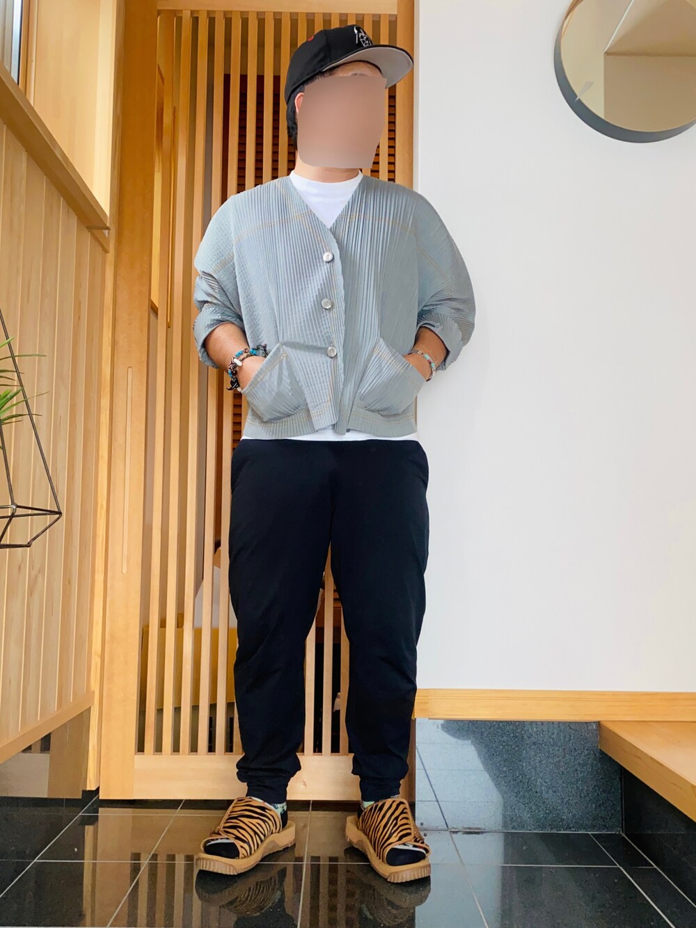 「大人カジュアル、休日コーデ、秋コーデ、シンプル、休日スタイル、今日のコーデ、ファッション好きと繋がりたい、おしゃれさんと繋がりたい、秋服準備はじめました、サンダルコーデ」｜「NEW ERAのアイテム（キャップ、ブラック系）」を使った、すだちさん（メンズ・165cm）の秋コーディネートの1枚目の写真
