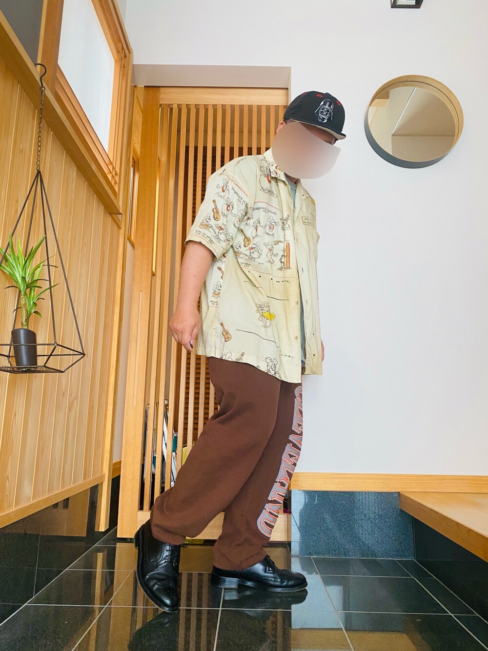 「夏コーデ、カジュアルコーデ、アロハシャツ、スウェット、革靴、ポータークラシック、Porter Classic、ディズニー、キャップ、古着MIX、初夏コーデ」｜「NEW ERAのアイテム（キャップ、ブラック系）」を使った、すだちさん（メンズ・165cm）の春コーディネートの1枚目の写真
