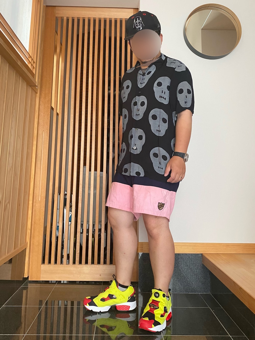 「夏コーデ、ハーフパンツ、ナルトトランクス、キャップ、ポンプフューリー、アロハシャツ、スニーカーコーデ、ショーツ、低身長コーデ」｜「NEW ERAのアイテム（キャップ、ブラック系）」を使った、すだちさん（メンズ・165cm）の夏コーディネートの1枚目の写真