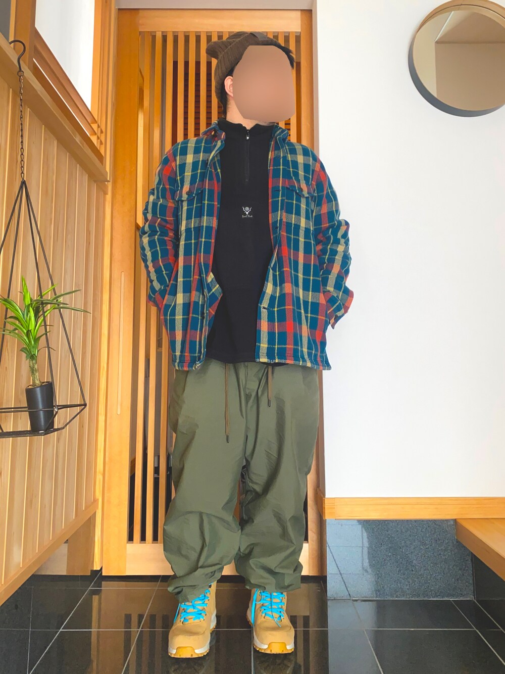 「今日のコーデ、スニーカーコーデ、レイヤードスタイル、アウトドアスタイル、キャンプ、シャツコーデ、低身長コーデ、FILSON、ブーツ、ミリタリー、チェック」｜「THE NORTH FACEのアイテム（ニットキャップ/ビーニー、ブラウン系）」を使った、すだちさん（メンズ・165cm）の冬コーディネートの1枚目の写真
