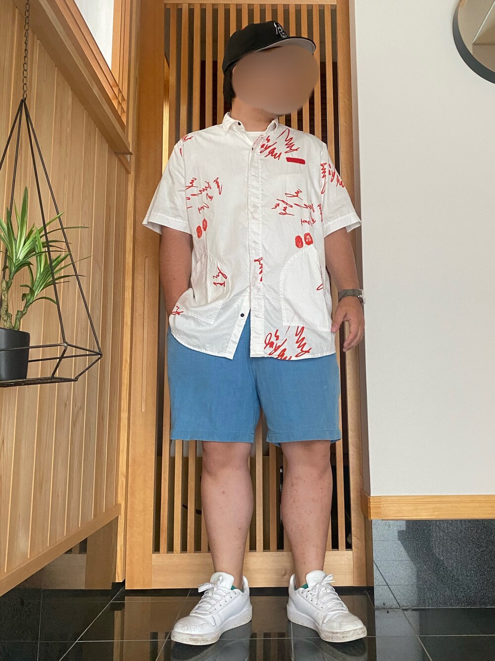 「休日スタイル、夏コーデ、カジュアル、半袖シャツ、ゆるコーデ、ハーフパンツ、シンプルコーデ、キャップ」｜「THE モンゴリアンチョップスのアイテム（シャツ/ブラウス、ホワイト系）」を使った、すだちさん（メンズ・165cm）の夏コーディネートの1枚目の写真