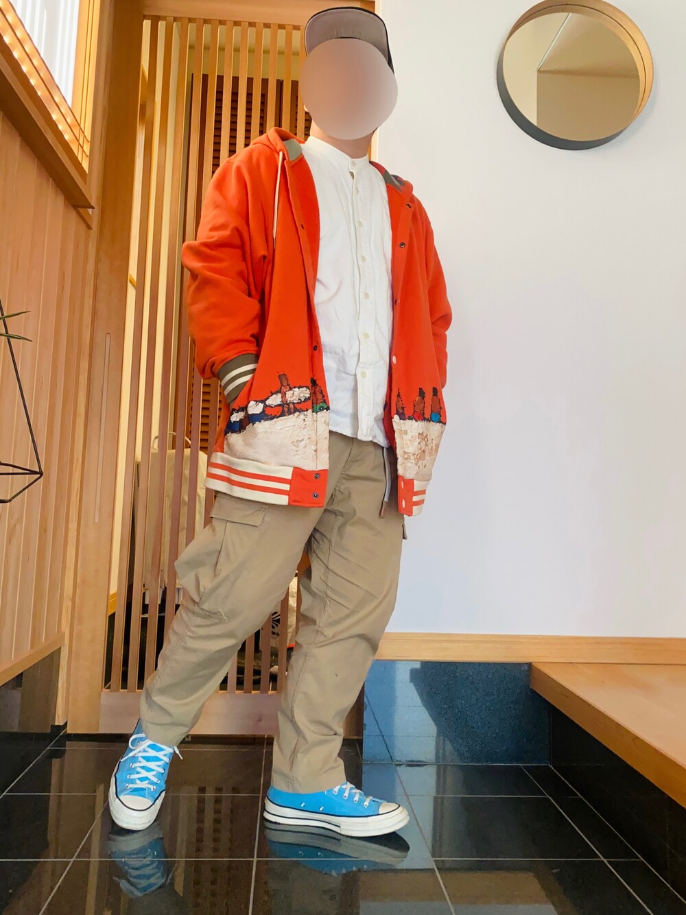 「休日スタイル、休日コーデ、ゆるコーデ、春コーデ、カーゴパンツ、スニーカーコーデ、春服デビュー宣言、コンバース、nigelcabourn、春夏コーデ、カラーコーデ」｜「NEW ERAのアイテム（キャップ、ブラック系）」を使った、すだちさん（メンズ・165cm）の春コーディネートの1枚目の写真