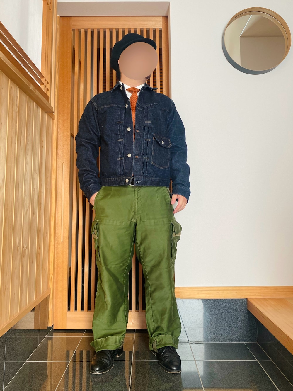 「シンプル、オトナカジュアル、アメカジ、カーゴパンツ、デニム、rrl、ネクタイ、革靴、低身長」｜「RRLのアイテム（デニムジャケット、ブルー系）」を使った、すだちさん（メンズ・165cm）の冬コーディネートの1枚目の写真