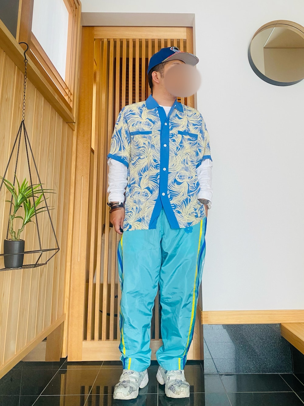 「休日スタイル、リラックススタイル、夏、夏コーデ、アロハシャツ、トラックパンツ、キャップ、古着、スポーツミックス」｜「SUN SURFのアイテム（シャツ/ブラウス、イエロー系）」を使った、すだちさん（メンズ・165cm）の春コーディネートの1枚目の写真