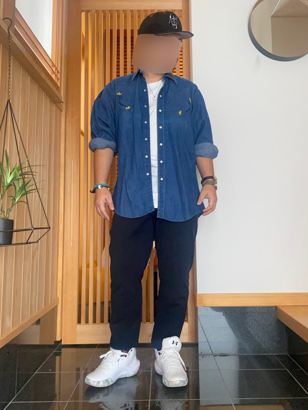 「秋のコーデ、シンプル、おしゃれさんと繋がりたい、白Tシャツ、デニム、古着好きな人と繋がりたい、30代、スニーカー、低身長、低身長コーデ、秋コーデ、古着」｜「NEW ERAのアイテム（キャップ、ブラック系）」を使った、すだちさん（メンズ・165cm）の秋コーディネートの1枚目の写真